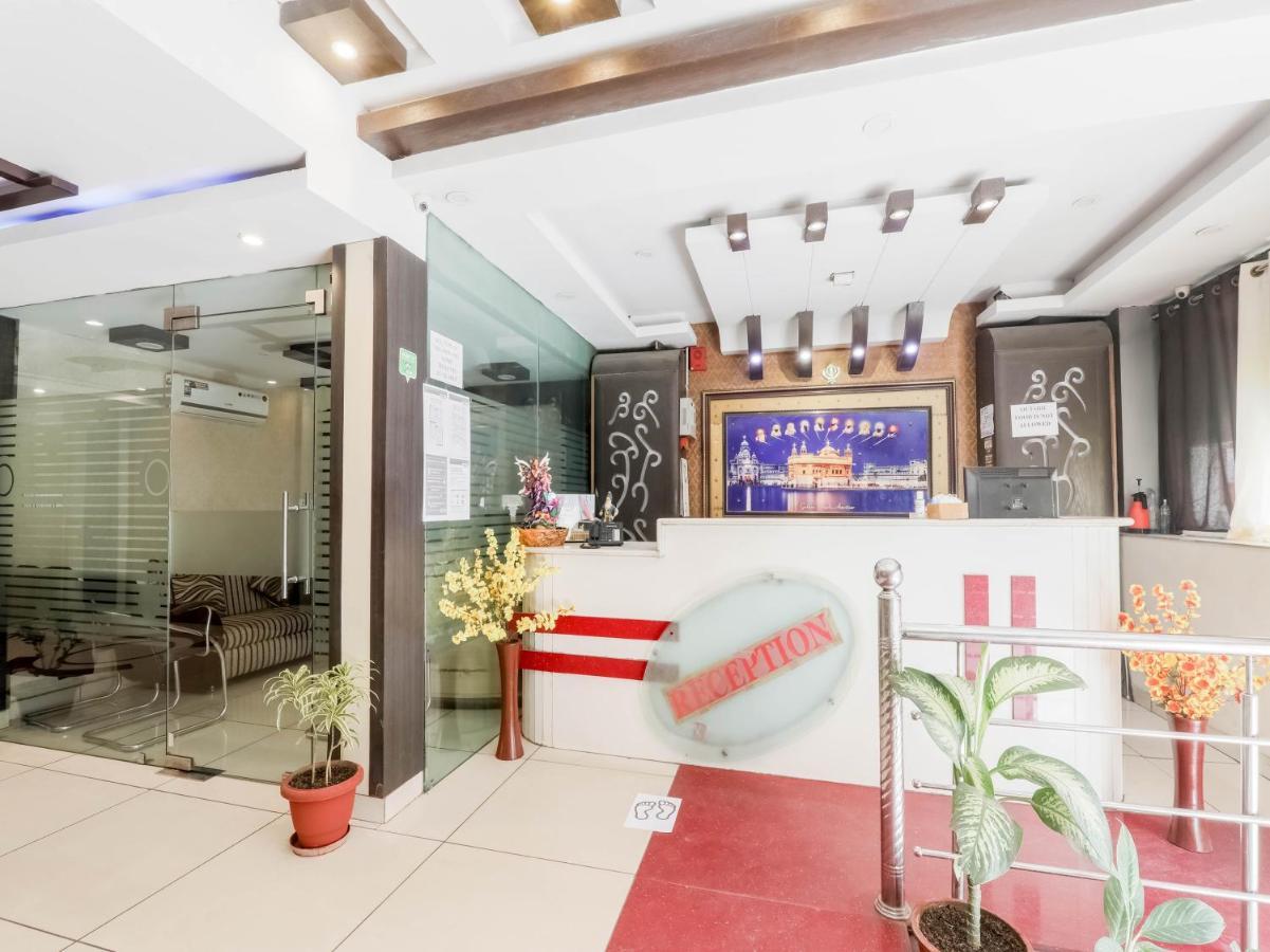 OYO 79765 Hotel Samrat Lucknow Buitenkant foto