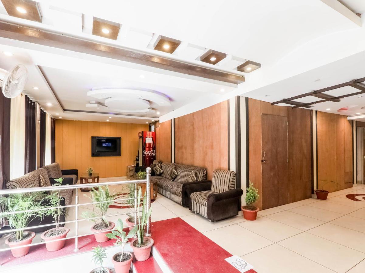 OYO 79765 Hotel Samrat Lucknow Buitenkant foto